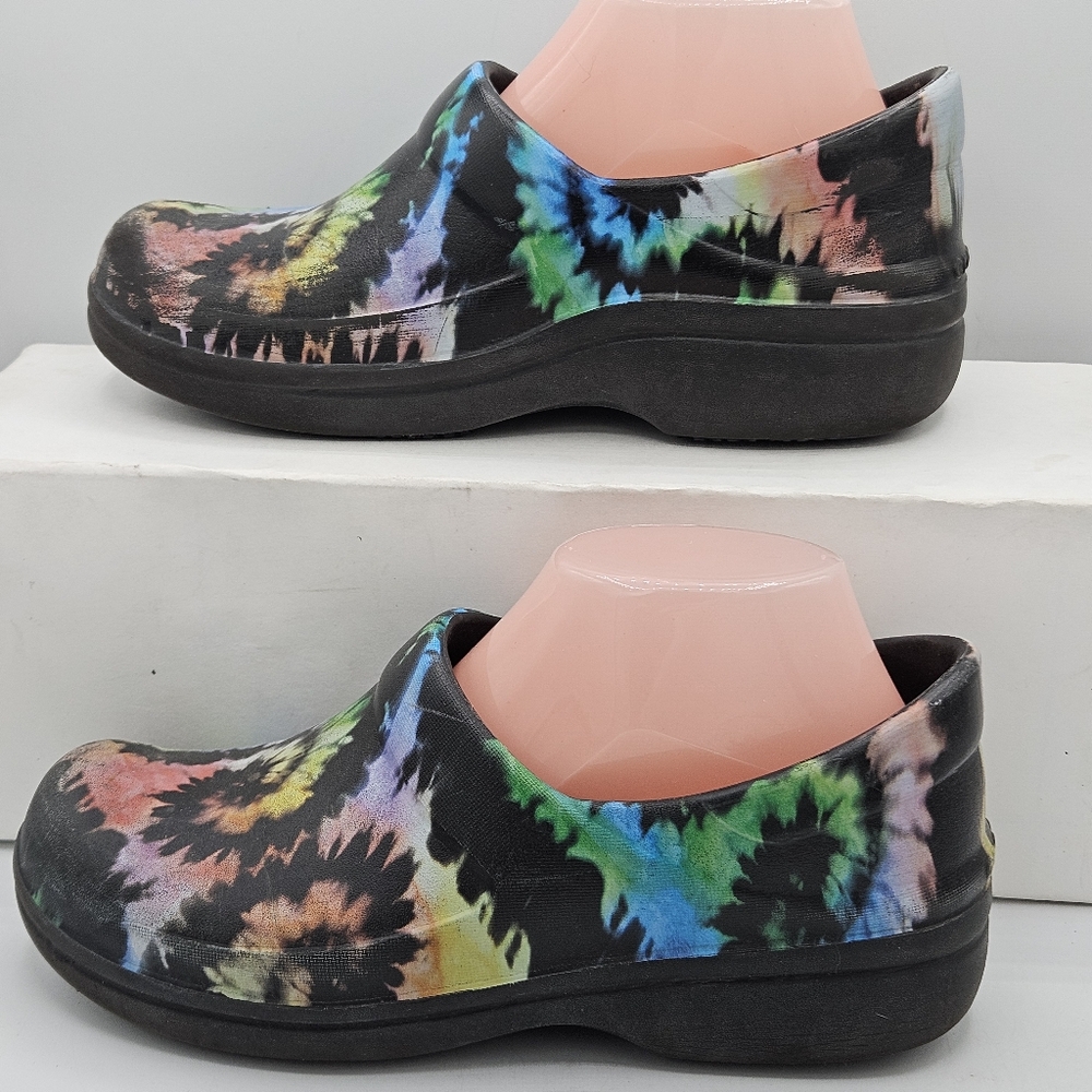Crocs tie dye clog shoes women's size 8 slip resistant